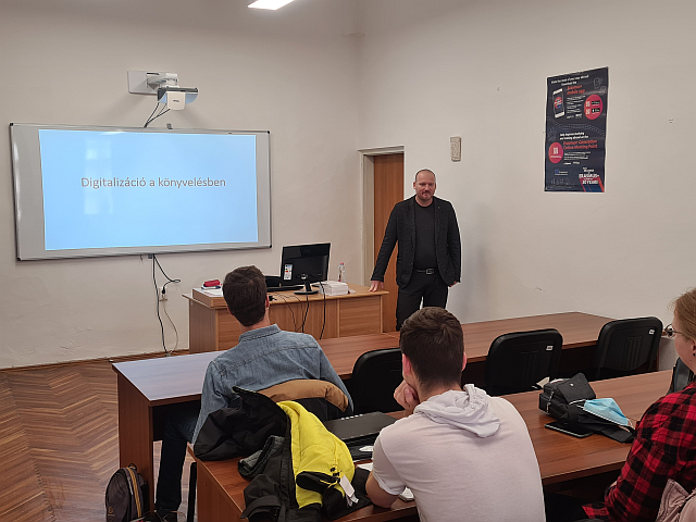 Pálkerti Norbert előadása a közgazdász hallgatóknak.