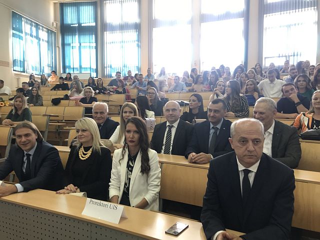 Diplomaosztó ünnepség a fogadó egyetemnél.