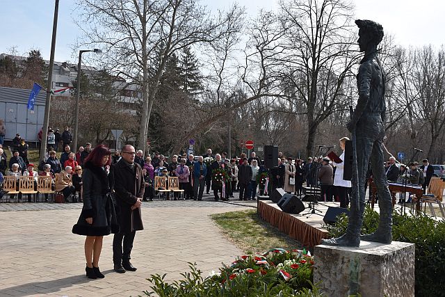 Dr. Szilágyiné dr. Szinger Ibolya rektor és dr. Paska Mihály kancellár a városi ünnepségen.