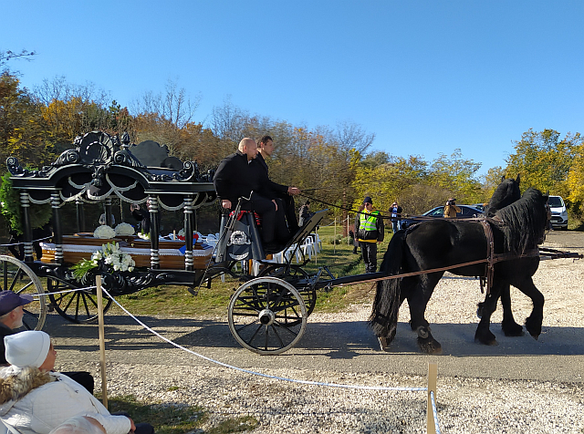 Eötvös József újratemetése Ercsiben.
