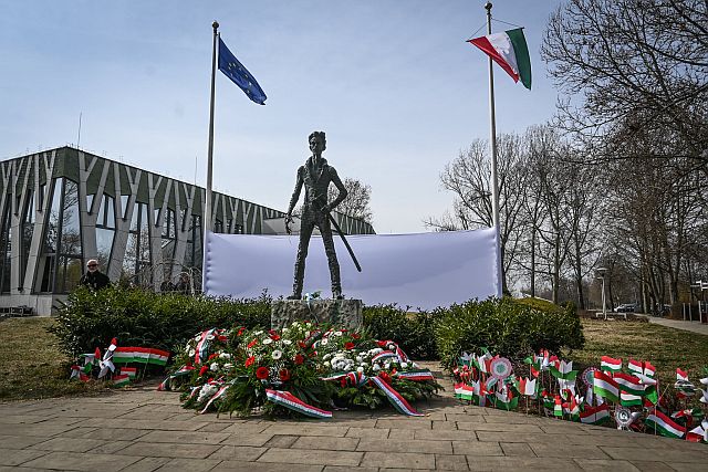 Petőfi Sándor szobra.