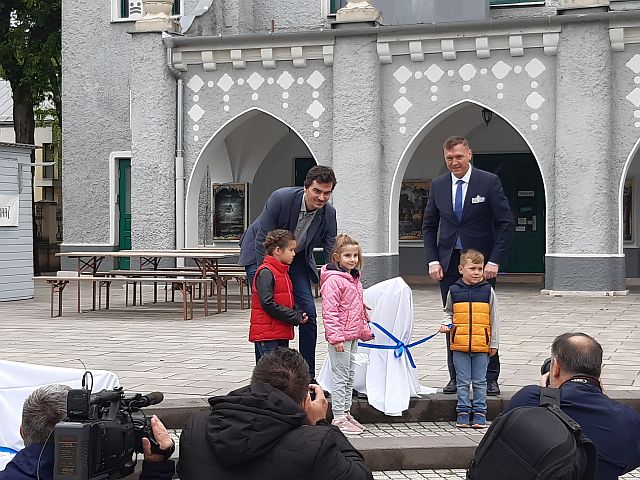 Szabó Áron szobrászművész Halak című alkotásának leleplezése Kiskunhalason.