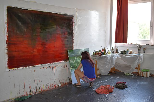 Festőművész alkotás közben.