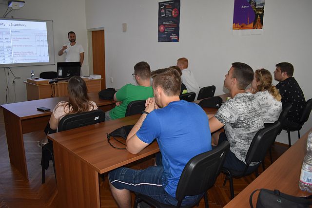 Török vendégelőadó a főiskolán.