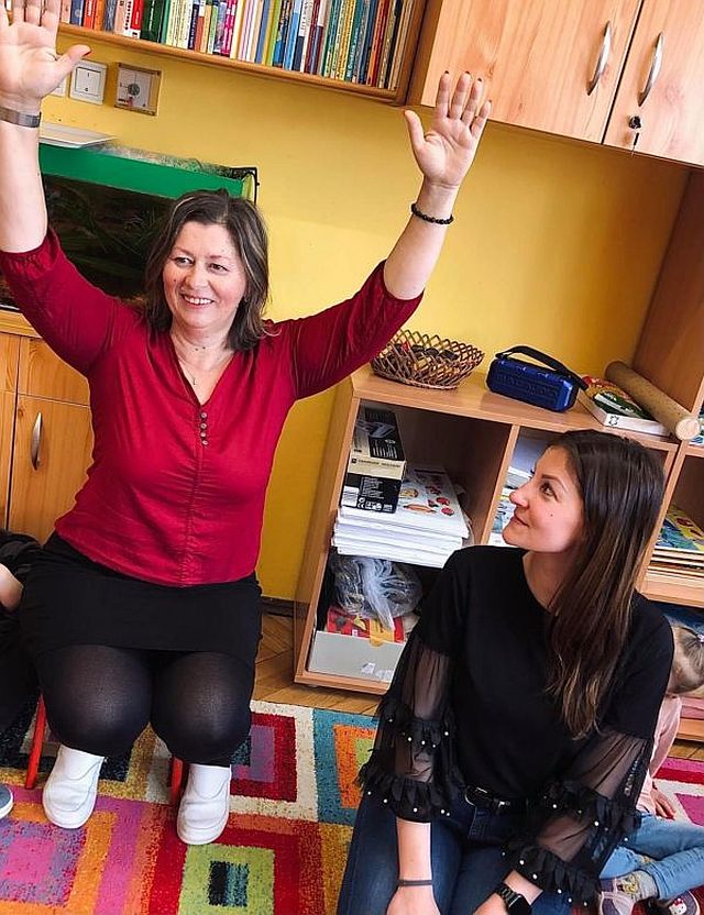 Aradi Anita óvó néni balján Sörös Lili