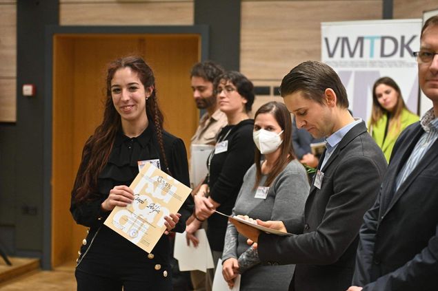 Csapó Zsófia miután átvette okleveleit.