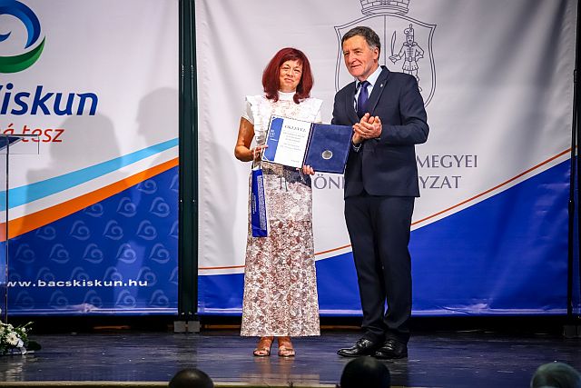 Dr. Szilágyiné dr. Szinger Ibolya rektornak Rideg László a Bács-Kiskun megyei Önkormányzat alelnöke adta át a kitüntető díjat.