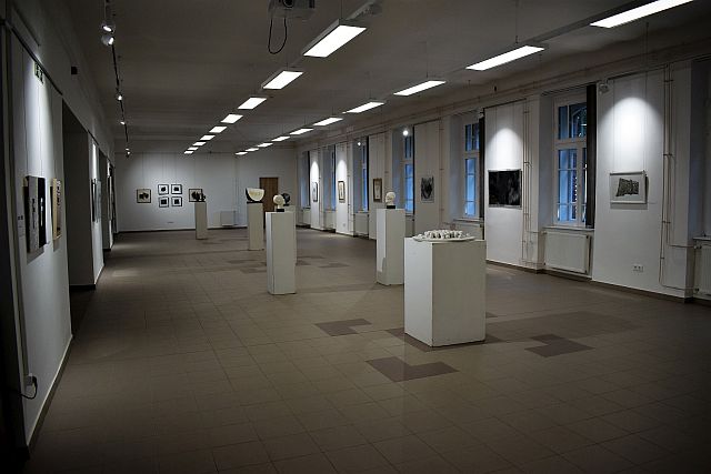 A kiállítótérben helyet kapó alkotások.