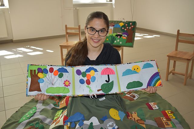 Nagyapáti Anna végzős óvodapedagógus hallgató mesekönyvvel a kezében.