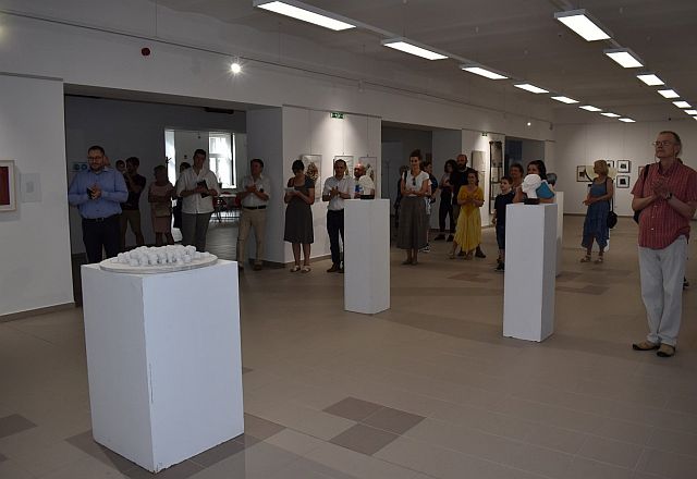 Érdeklődők a megnyitón.