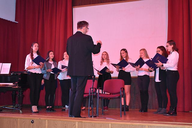 Az Eötvös József Főiskola nőikara.