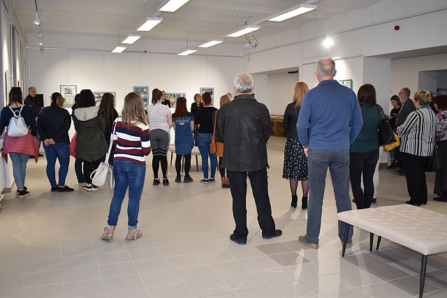 Sokakat vonzott a kiállítás megnyitója.