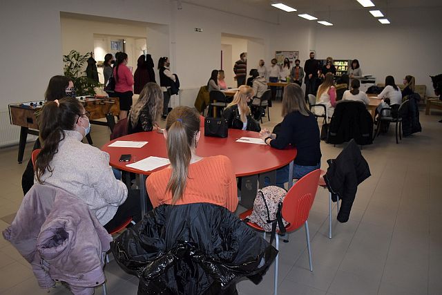 A leendő pedagógushallgatók a C épületben gyülekeztek.