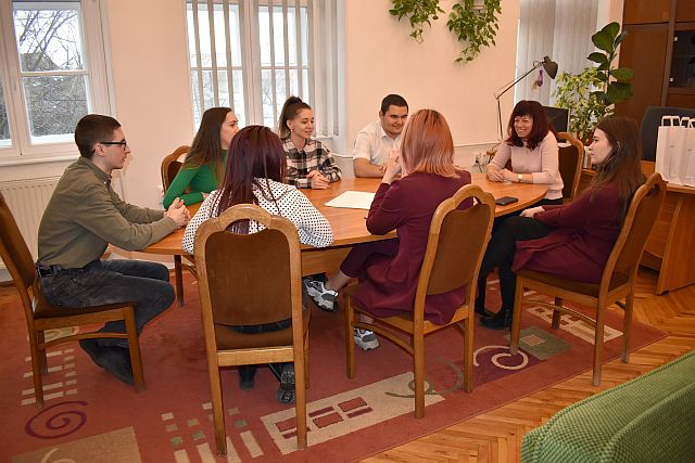 Dr. Szilágyiné dr. Szinger Ibolya rektor a kárpátaljai hallgatókkal.