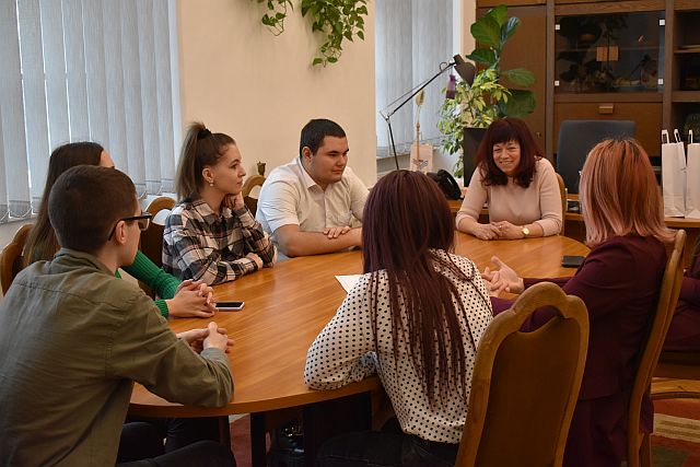 Dr. Szilágyiné dr. Szinger Ibolya rektor a kárpátaljai hallgatókkal.
