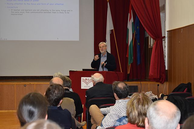 Dr. John Mason előadása.