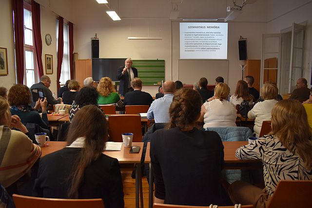 Teltházas előadás.