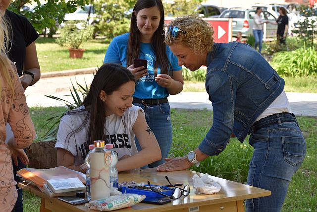 Hennafestés a hallgatói napon.