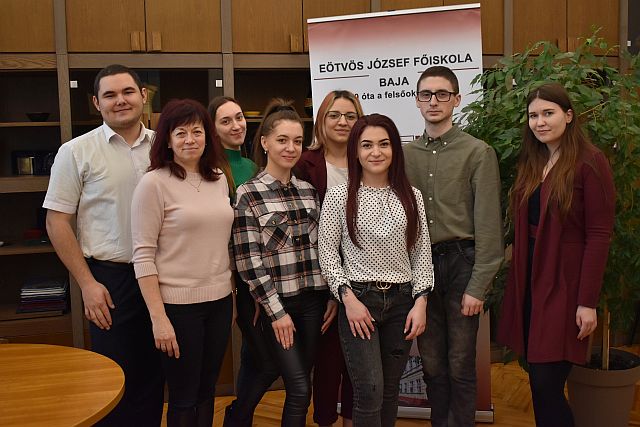 Dr. Szilágyiné dr. Szinger Ibolya rektor a kárpátaljai hallgatókkal.