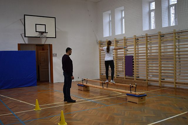 Dr. Kiss Zoltán testi alkalmassági vizsgát tart.