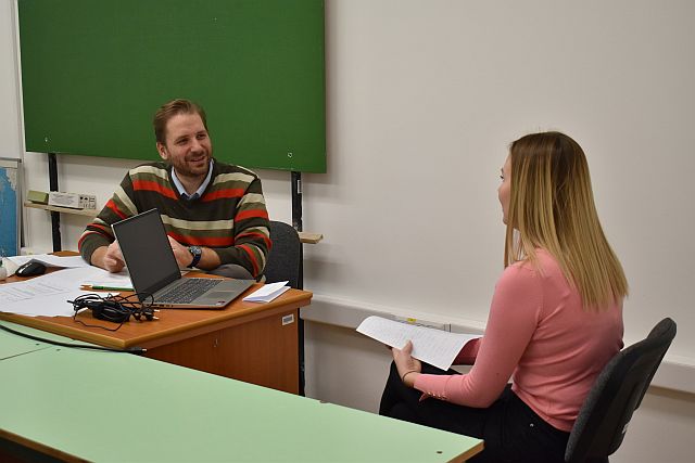 Izsák Bálint nyelvi elbeszélgetést tart.