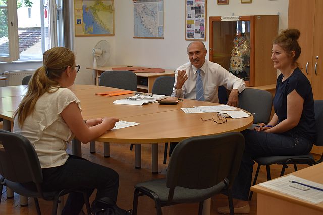 Nyelvi elbeszélgetés az alkalmassági vizsgán.