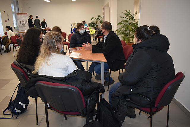 Az érdeklődők a felállított standoknál tehették fel kérdéseiket.