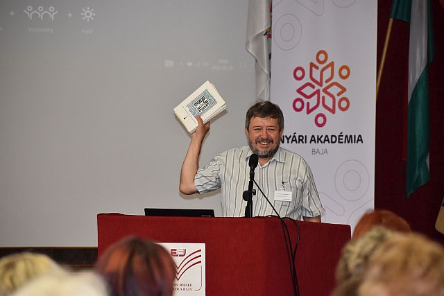 Sokcsevits Dénes plenáris előadást tartott.