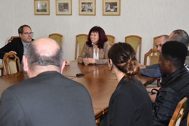 Dr. Szilágyiné dr. Szinger Ibolya rektor köszöntötte a külföldi hallgatókat.