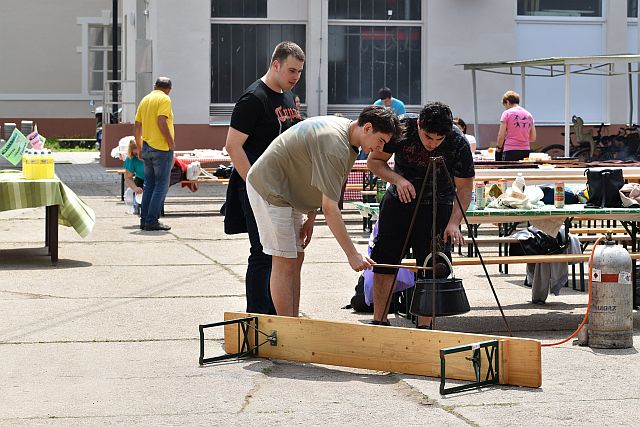 Hallgatóink főzés közben.