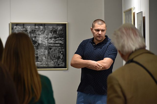 Bugyi István József grafikusművész tárlatvezetése.