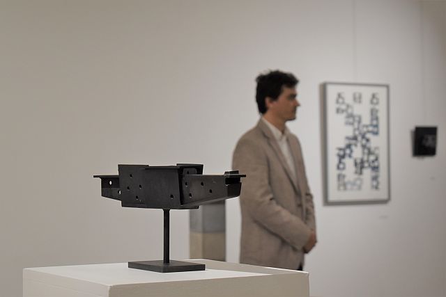 Szabó Áron szobrászművész a kiállítás megnyitóján.