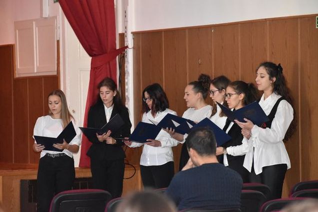 A főiskola nőikara az emlékünnepségen.