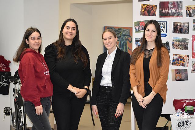 Az érdeklődők hallgatóinkkal is megismerkedhettek.