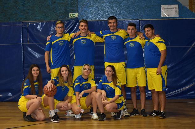 Az EJF leány- és fiúcsapata.