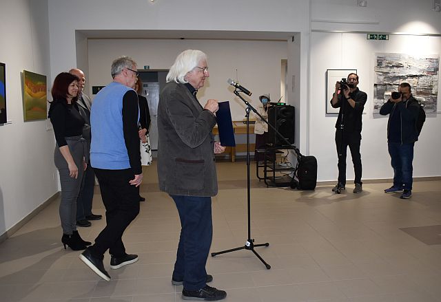 A zsűri döntése alapján az első helyezett Koppány Attila festőművész lett.