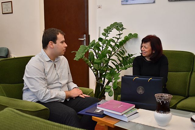 Dr. Szilágyiné dr. Szinger Ibolya rektor és Bodó Richárd hallgató.