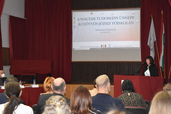 Dr. Szilágyiné dr. Szinger Ibolya rektor köszöntője.