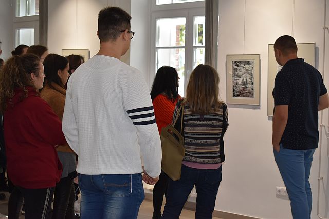 Bugyi István József grafikusművész tárlatvezetése.