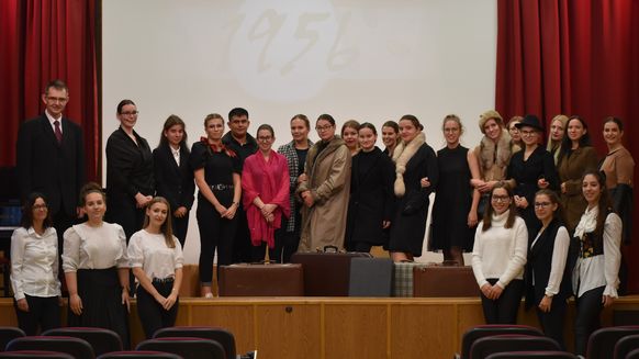 Az ünnepi megemlékezésen szereplő hallgatók és felkészítő oktatóik.