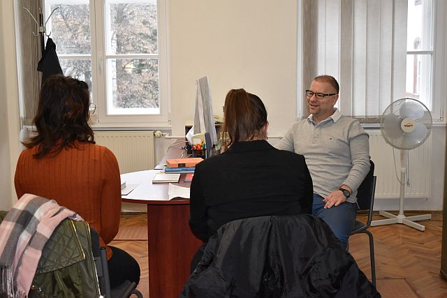 Dr. Bordás Sándor főiskolai docens beszédalkalmassági vizsgát tart.