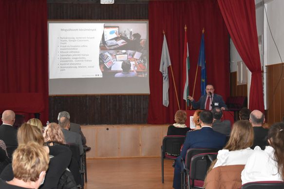 Steklács János előadása.