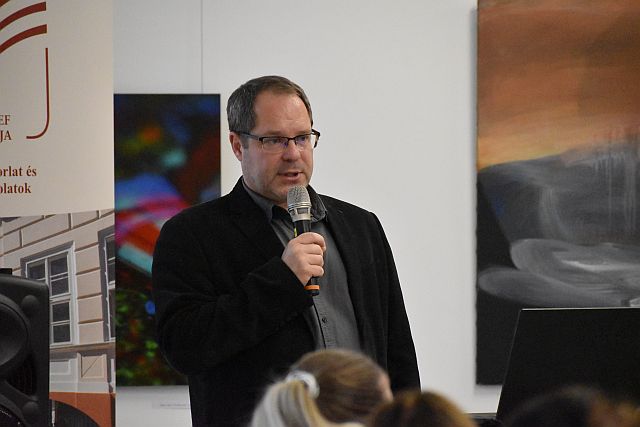 Dr. Póla Péter mutatta be a gazdasági képzéseket.