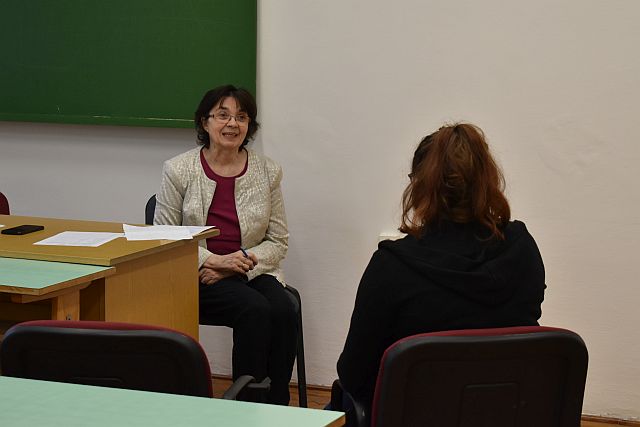 Manzné dr. Jäger Mónika főiskolai tanár német nyelvi alkalmassági vizsgát tart.