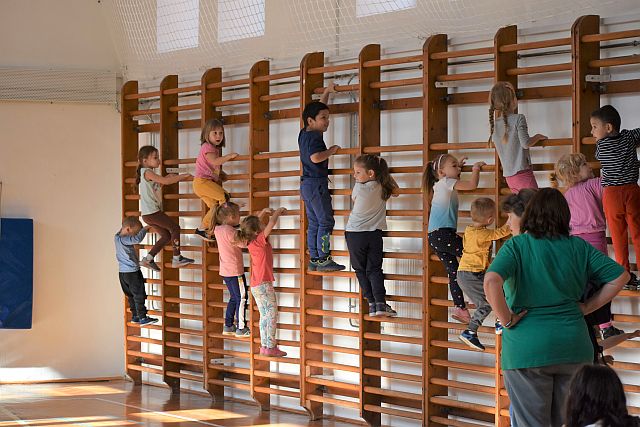 Óvodások a főiskolán.