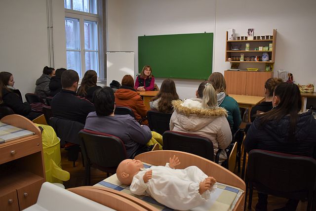 Bakacsi Zita a csecsemő- és kisgyermeknevelő szak iránt érdeklődőket is tájékoztatta.