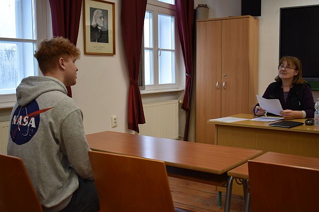 Bakacsi Zita ének-zenei alkalmassági vizsgát tart.