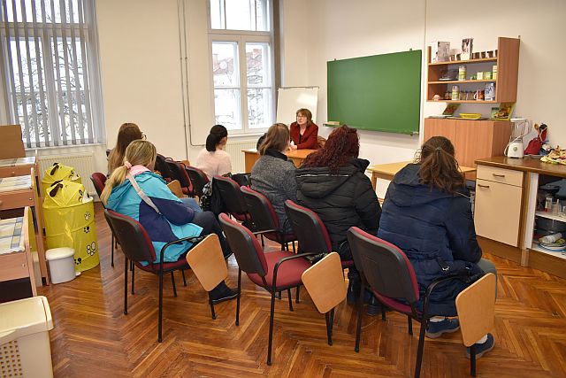A csecsemő- és kisgyermeknevelő szak iránt érdeklődő középiskolások a demonstrációs teremben.