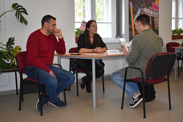 Az érdeklődők az aulában felállított standoknál tehették fel kérdéseiket.