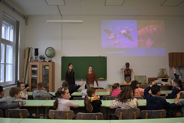 Tanító szakos hallgatóink a kisdiákokkal.